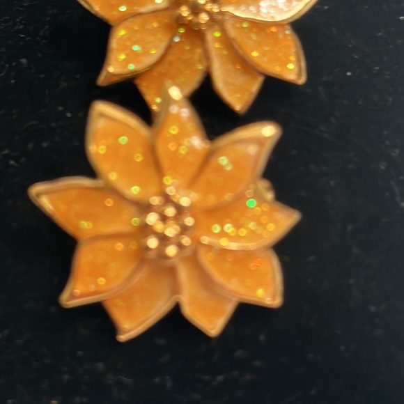 Avon Holiday Christmas poinsettia sparkling clip earrings EUC - Picture 3 of 5